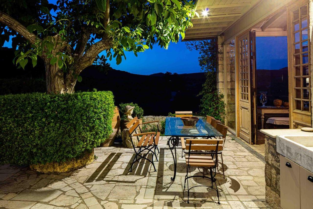 Villa Mantilari Wine Estate 7 Apartments 2 Private Pools Tennis Court Fitness Center Archanes Extérieur photo