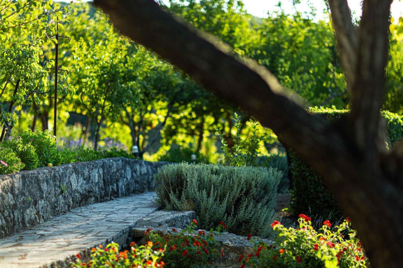 Villa Mantilari Wine Estate 7 Apartments 2 Private Pools Tennis Court Fitness Center Archanes Extérieur photo
